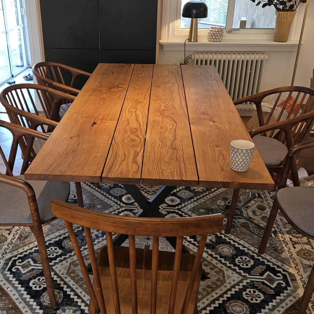 Ek plank till bord, infärgat med Rubio Hazelnut https://www.rubiomonocoat.se/products/hazelnut